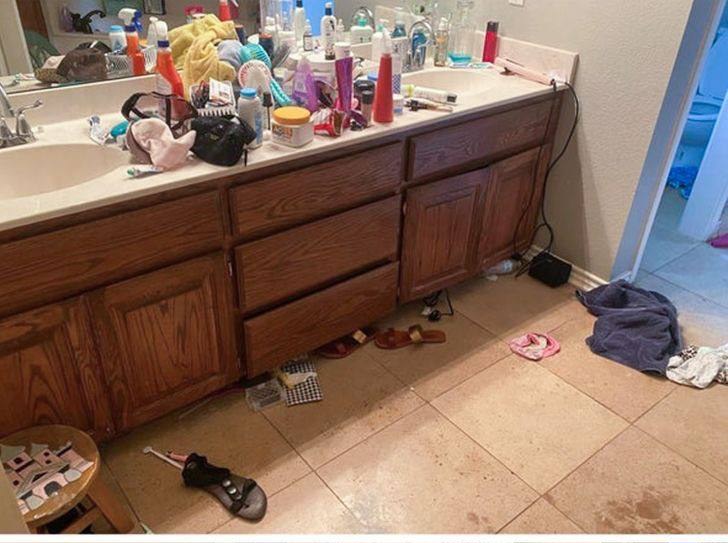 Charlotte bathroom before cleaning